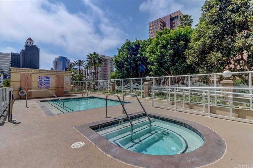 A Corner Unit With Ocean Views From Every Room Long Beach Bagian luar foto