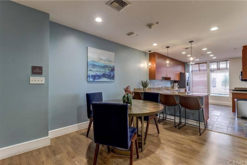 A Corner Unit With Ocean Views From Every Room Long Beach Bagian luar foto